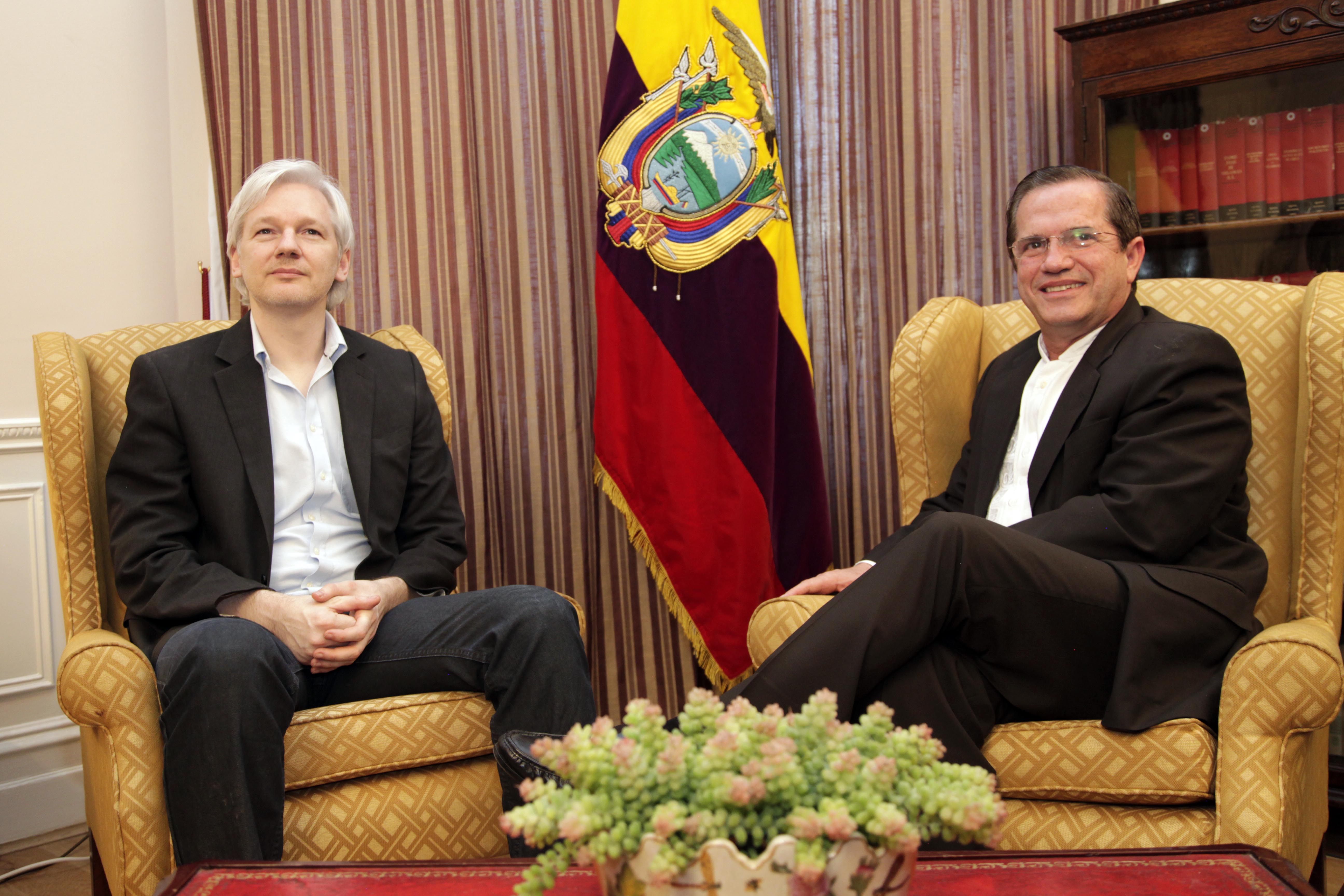 Canciller Ricardo Patiño se reunió con Julian Assange