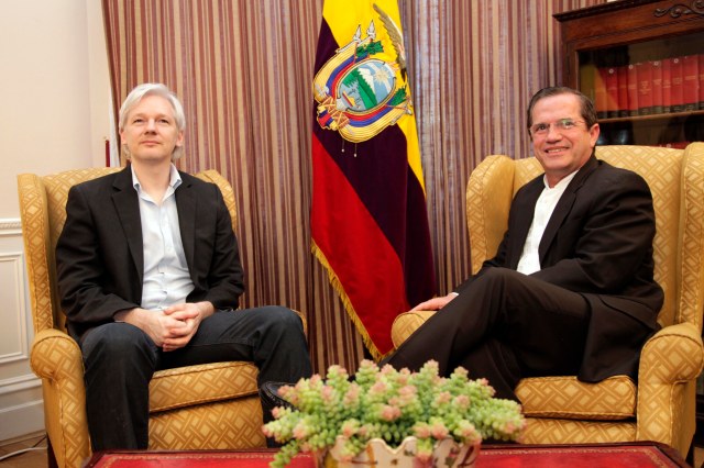 Canciller Ricardo Patiño se reunió con Julian Assange